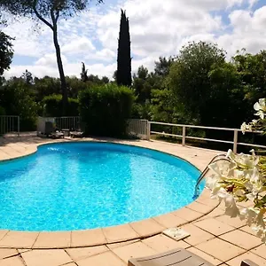 https://le-relais-des-lavandins.fr-provencehotel.com