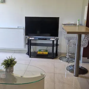 Au Paradis Des Crins Avec Un Studio Rez De Chaussée Jardin Et Studio En Duplex Avec Terrasse Appartement Templeuve-en-Pevele